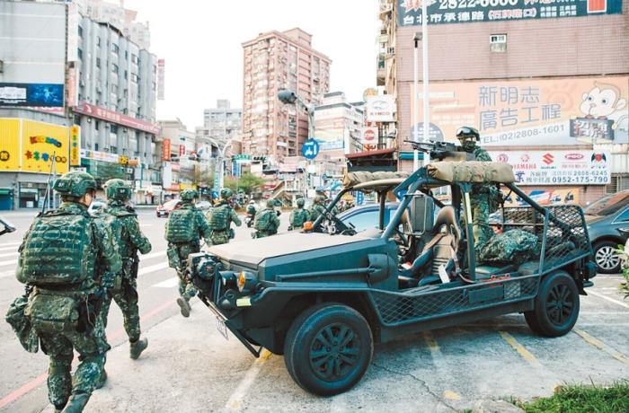 圖為2021年臺(tái)陸軍特種作戰(zhàn)指揮部在演習(xí)。圖片來(lái)源：臺(tái)灣《中國(guó)時(shí)報(bào)》。