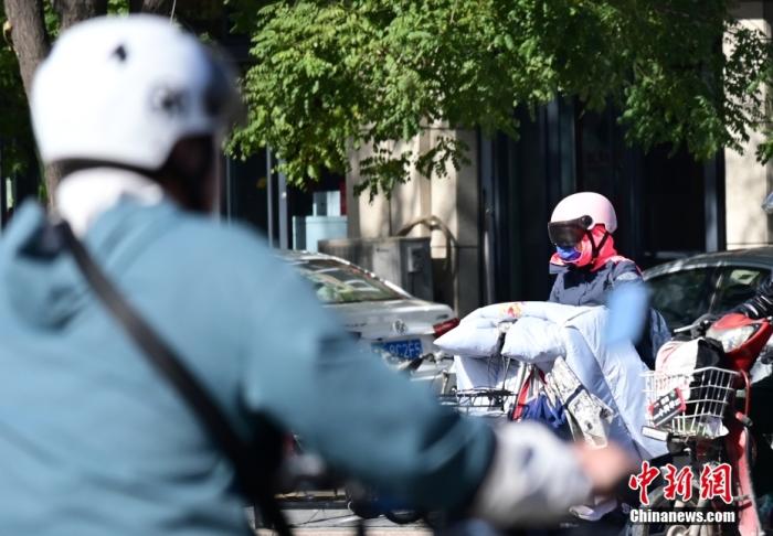 石家莊街頭，市民紛紛穿上厚厚的外套“捂”裝前行。 <a target='_blank' href='/'><p  align=