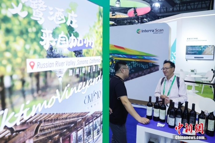 11月6日，參觀者與展臺工作人員交流。當日，第六屆中國國際進口博覽會在國家會展中心(上海)舉行。據(jù)上海美國商會官網(wǎng)消息，為進一步加強中美經(jīng)貿(mào)聯(lián)系，上海美國商會與美國農(nóng)業(yè)部合作參展2023年第六屆中國國際進口博覽會。今年是美國政府首次設立官方展館。<a target='_blank' href='/'><p  align=