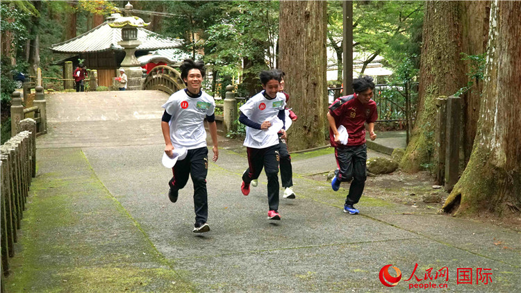 中日青少年在百年古剎里奔跑，揮灑青春的汗水。人民網(wǎng) 蔣曉辰攝