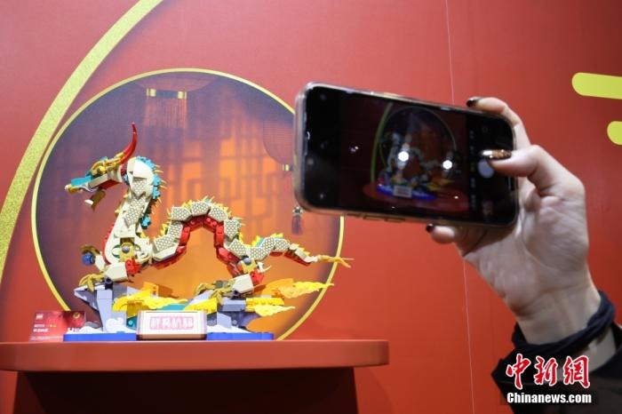 第六屆中國國際進(jìn)口博覽會舉行，消費品展區(qū)展出以生肖龍為題材的中國元素產(chǎn)品。<a target='_blank' href='/'><p  align=