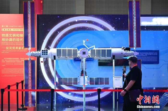 11月5日，觀眾在進(jìn)博會中國館參觀拍攝中國空間站模型。<a target='_blank' href='/'><p  align=