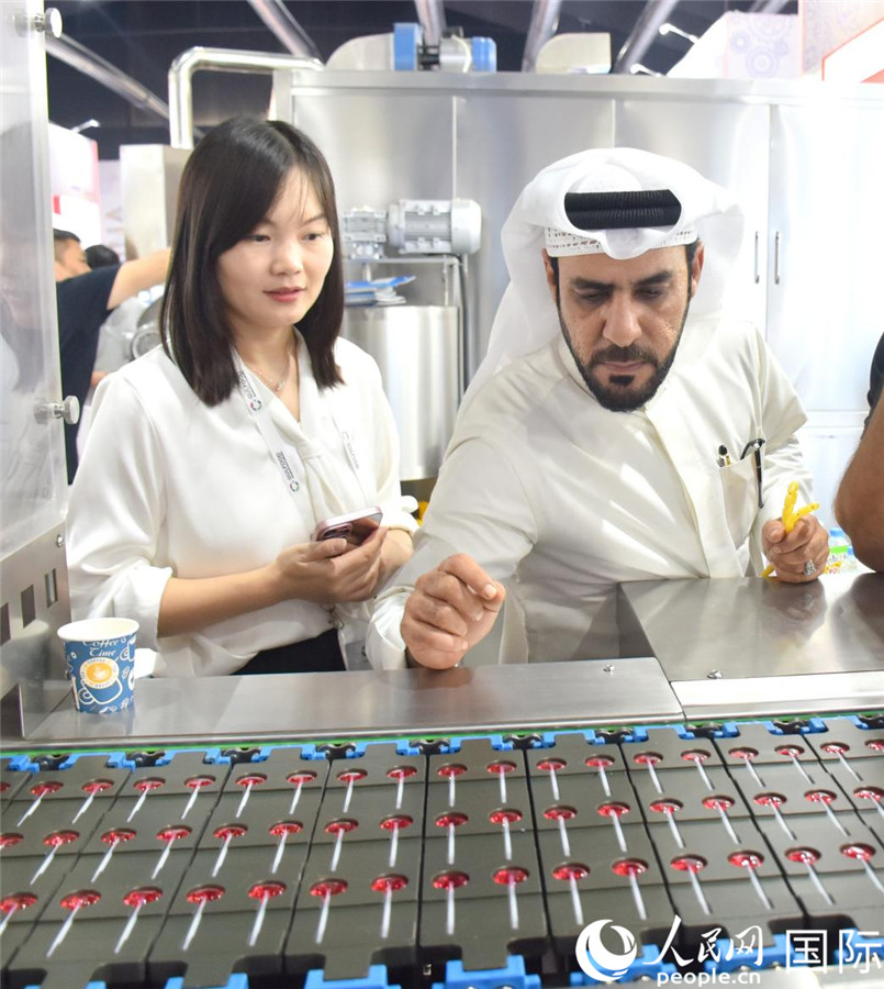 阿方展商在查看中企產(chǎn)品。人民網(wǎng)塔里克·易卜拉欣攝