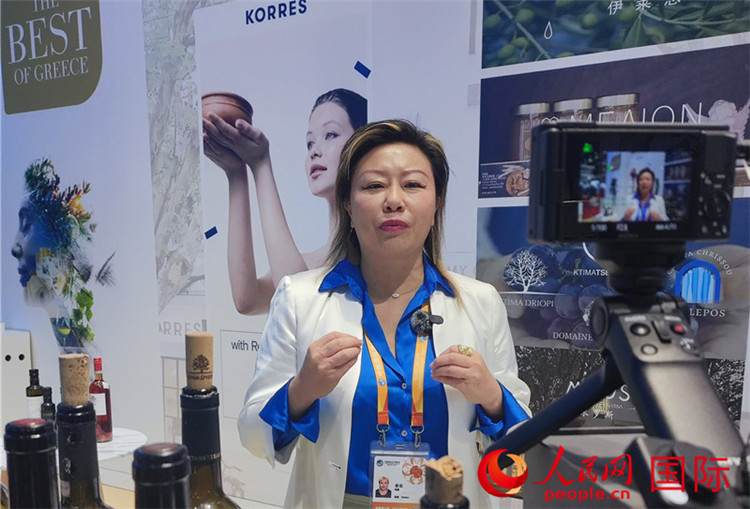 希華集團聯(lián)合創(chuàng)始人兼總裁索菲亞女士接受采訪。人民網(wǎng) 殷韜攝