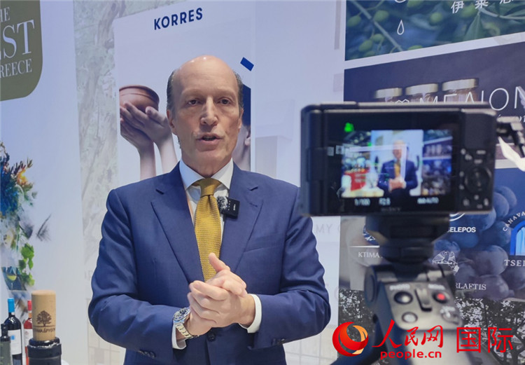 希華集團創(chuàng)始人兼首席執(zhí)行官甘德密先生接受采訪。人民網(wǎng) 殷韜攝