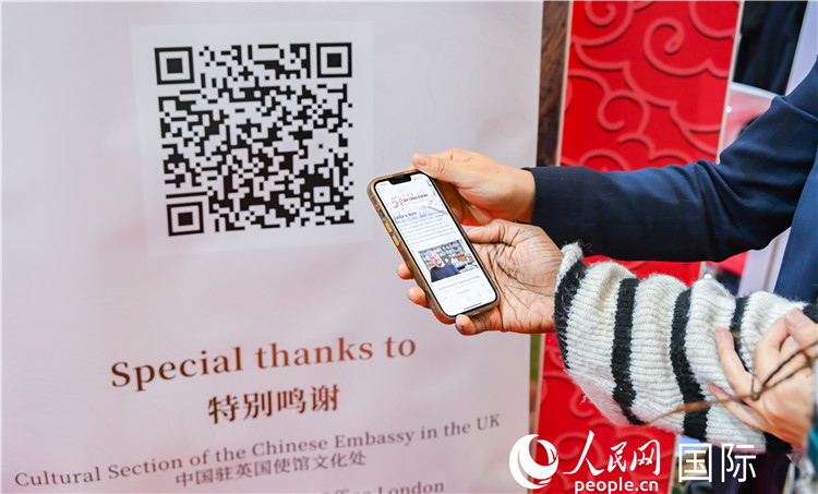 觀眾掃碼《我們的中國(guó)故事》系列視頻。人民網(wǎng) 郭錦標(biāo)攝