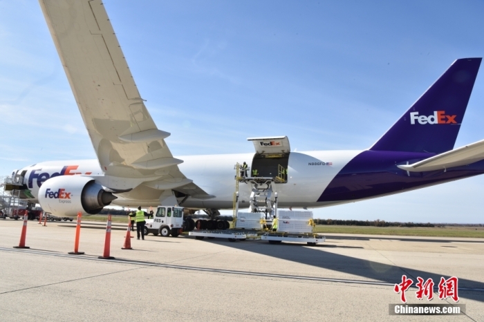 當(dāng)?shù)貢r(shí)間11月8日，美國(guó)華盛頓史密森學(xué)會(huì)國(guó)家動(dòng)物園的大熊貓“美香”“添添”和它們的幼崽“小奇跡”乘坐的專機(jī)從華盛頓杜勒斯國(guó)際機(jī)場(chǎng)起飛前往中國(guó)成都。圖為裝有大熊貓的特制“旅行箱”正在運(yùn)上專機(jī)。<a target='_blank' href='/'><p  align=