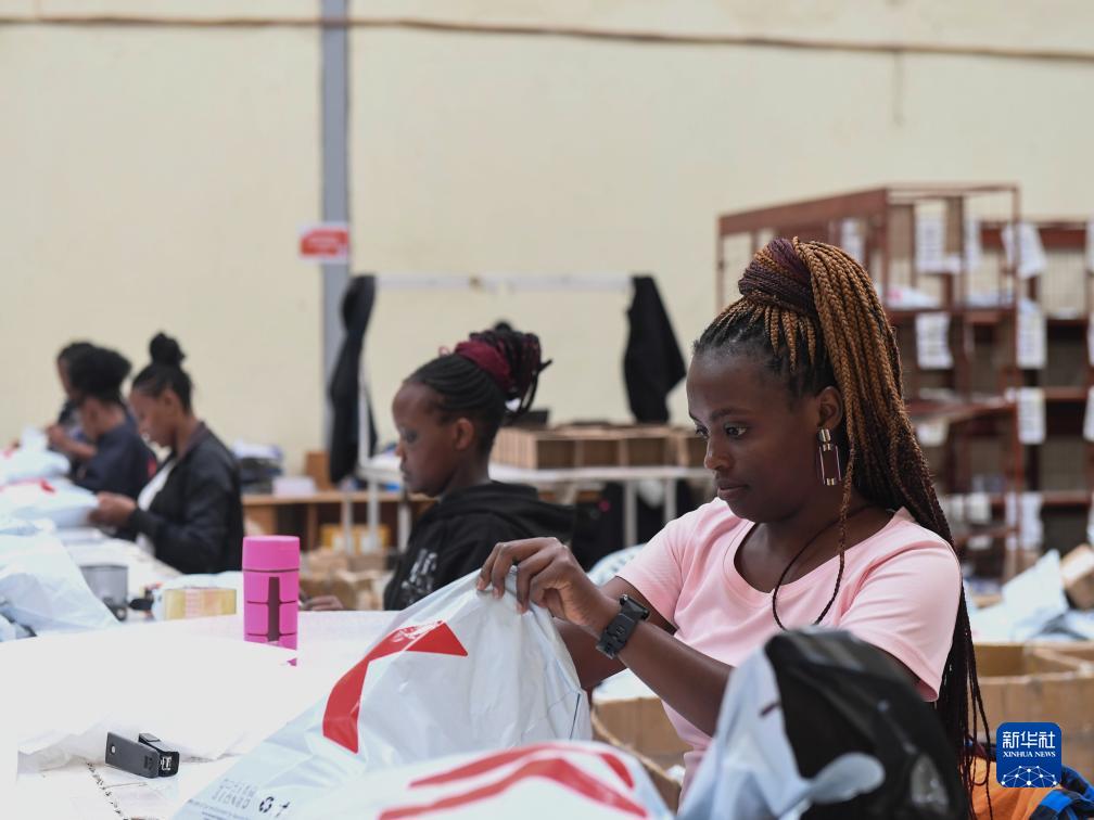 11月10日，在肯尼亞姆洛隆戈，Kilimall員工在倉庫內(nèi)包裝商品。新華社記者 李亞輝 攝