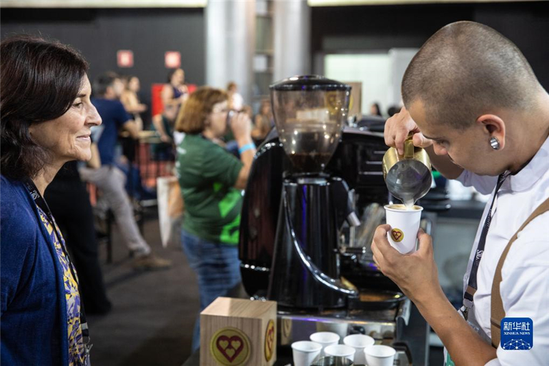 11月9日，咖啡師在巴西貝洛奧里藏特舉行的咖啡周上為參觀者制作咖啡。新華社記者 王天聰 攝