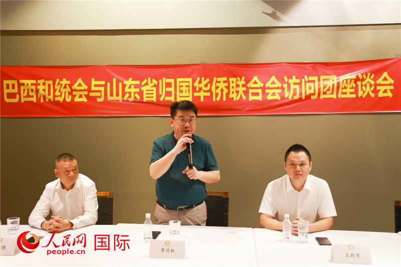 中國僑聯(lián)副主席、山東省僑聯(lián)主席李興鈺（中）在座談會(huì)上致辭。人民網(wǎng)記者 陳海琪攝