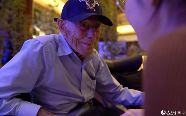 飛虎隊(duì)老兵哈里·莫耶接受人民網(wǎng)專訪。 人民網(wǎng) 張文捷攝