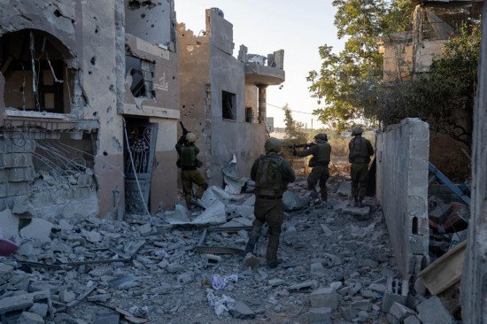 這張以色列國防軍11月12日發(fā)布的照片顯示，以軍地面部隊在加沙地帶北部開展軍事行動。新華社發(fā)