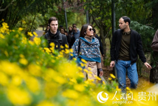 歐亞國(guó)家媒體記者走進(jìn)觀山湖公園。人民網(wǎng) 陽(yáng)茜攝