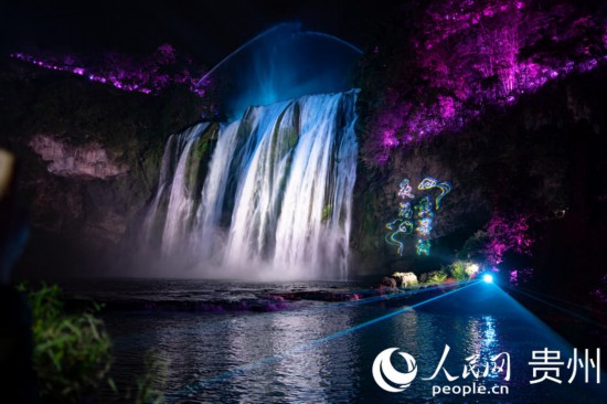 光影中的黃果樹(shù)大瀑布。人民網(wǎng) 陽(yáng)茜攝