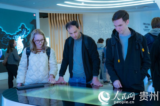 在國(guó)家大數(shù)據(jù)（貴州）綜合試驗(yàn)區(qū)交流體驗(yàn)中心，歐亞國(guó)家記者體驗(yàn)貴州大數(shù)據(jù)應(yīng)用場(chǎng)景。人民網(wǎng) 陽(yáng)茜攝