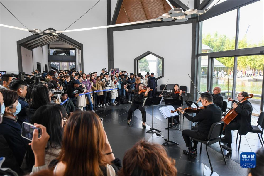 11月16日，費(fèi)城交響樂團(tuán)的演奏家們?cè)谔K州博物館大廳內(nèi)演奏。新華社記者 李博 攝