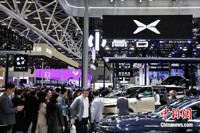 11月17日，廣州車(chē)展展館人流如織。中新財(cái)經(jīng)記者 葛成 攝