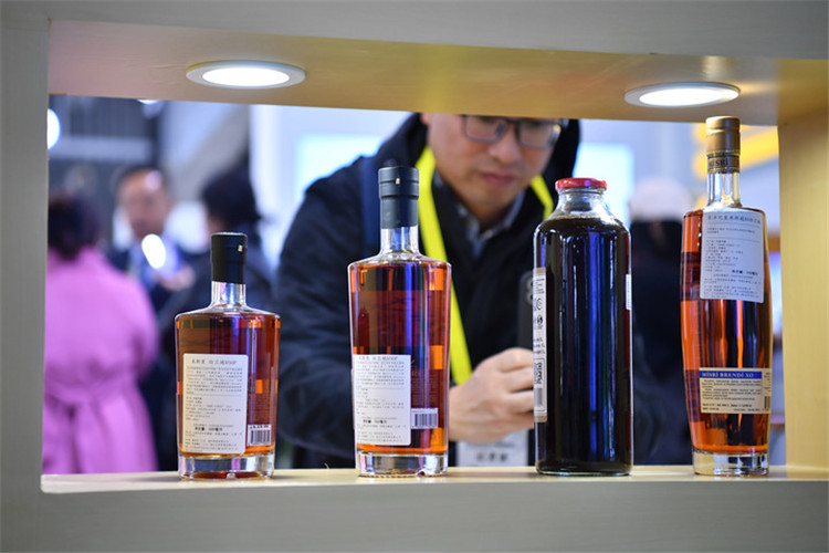 11月16日，觀眾在第七屆絲博會上參觀阿塞拜疆展位上的酒水產(chǎn)品。新華社記者 邵瑞 攝