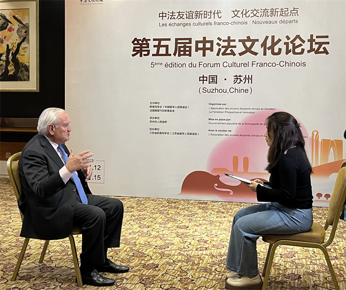 法國前總理、法國展望與創(chuàng)新基金會(huì)主席讓-皮埃爾·拉法蘭接受人民網(wǎng)的采訪。（國際在線供圖）