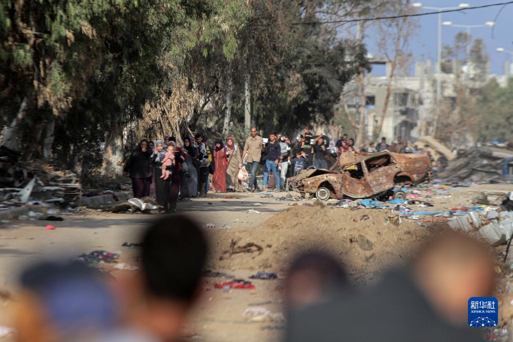 11月18日，在加沙地帶南部地區(qū)，巴勒斯坦人向南遷移。
