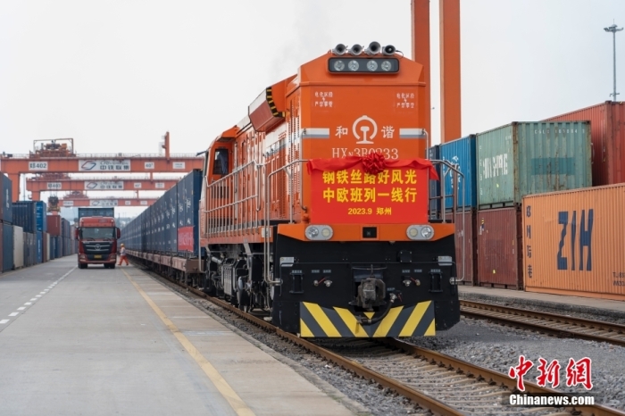 資料圖：河南鄭州，一列滿載貨物的中歐班列(鄭州)從中國(guó)鐵路鄭州局集團(tuán)有限公司圃田車站駛出，開往德國(guó)漢堡。<a target='_blank' href='/'><p  align=