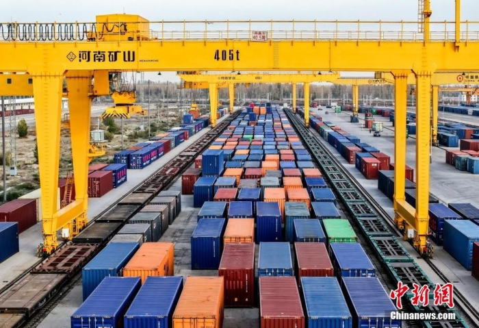 資料圖：霍爾果斯鐵路口岸有序排列的集裝箱。(無(wú)人機(jī)照片)<a target='_blank' href='/' ><p  align=