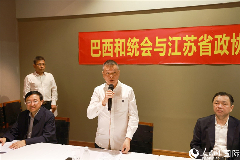 巴西和統(tǒng)會(huì)會(huì)長王俊曉（中）在座談會(huì)上致辭。人民網(wǎng)記者 陳海琪攝