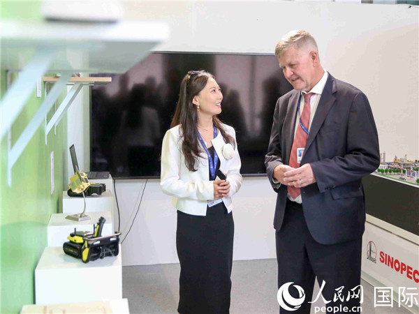 嘉賓參觀中國角展示。人民網(wǎng) 塔里克·易卜拉欣攝