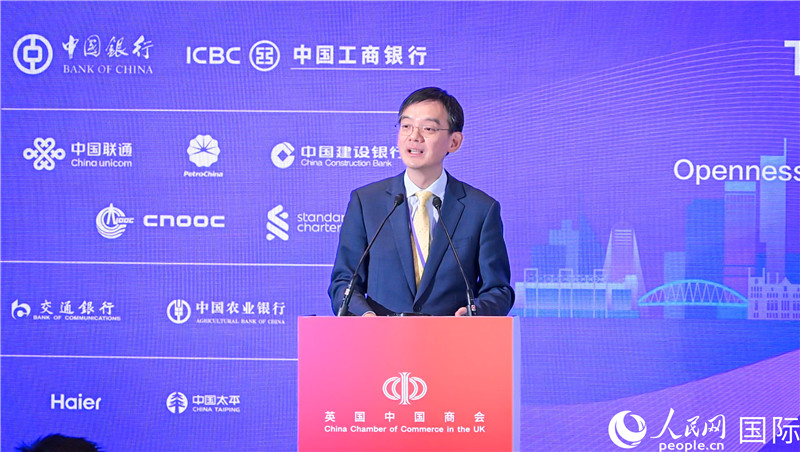 英國(guó)中國(guó)商會(huì)會(huì)長(zhǎng)、中國(guó)銀行倫敦分行行長(zhǎng)方文建 致歡迎辭。人民網(wǎng) 郭錦標(biāo)攝