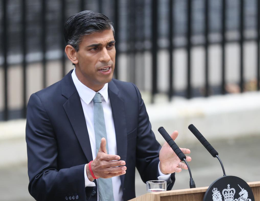 2022年10月25日，里?！ぬK納克在英國(guó)倫敦唐寧街10號(hào)首相府前發(fā)表講話。新華社記者李穎攝