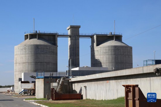 這是11月28日在突尼斯蘇塞市拍攝的中企承接建造的哈姆敦污水處理站一角。位于北非的突尼斯連續(xù)數(shù)年遭遇干旱，居民生活和農(nóng)業(yè)生產(chǎn)受到嚴(yán)重影響。突尼斯媒體近日報道了中企承接的突尼斯南部蘇塞市污水處理廠項目，稱贊它不僅為當(dāng)?shù)剞r(nóng)民提供了穩(wěn)定的灌溉水源，還減少了環(huán)境污染。新華社記者 黃靈 攝