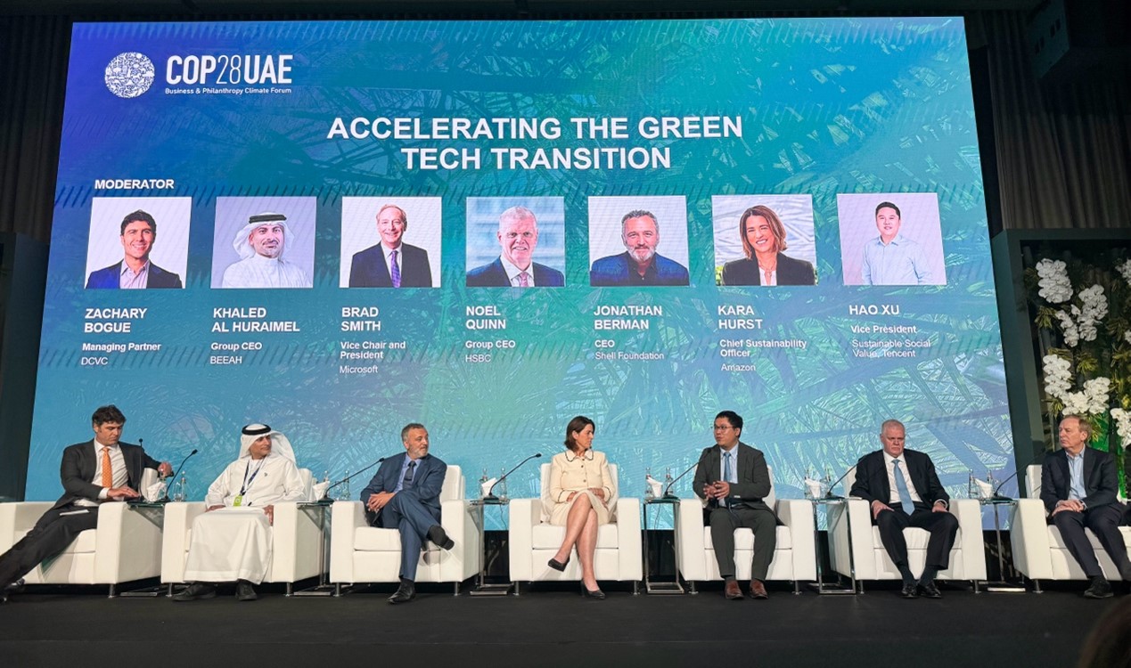 騰訊可持續(xù)社會(huì)價(jià)值副總裁、騰訊碳中和實(shí)驗(yàn)室負(fù)責(zé)人許浩（右三）在COP28上和微軟公司主席(右一)、匯豐銀行全球首席執(zhí)行官(右二)以及亞馬遜首席可持續(xù)發(fā)展官(左四)等對(duì)話。圖片由騰訊公司提供