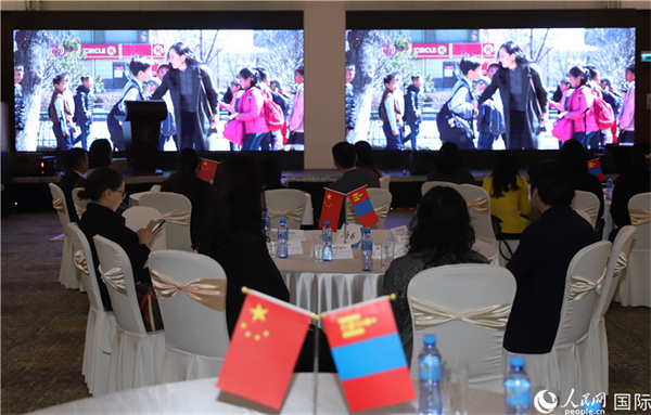 12月1日，活動現(xiàn)場播放防治結核病宣傳短片。人民網(wǎng)記者 霍文攝