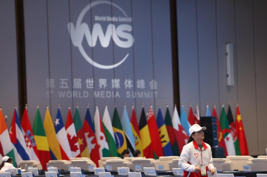   2023年12月2日，一名志愿者在廣州南沙灣濱海會(huì)議中心布置會(huì)場(chǎng)。（新華社記者李明攝）