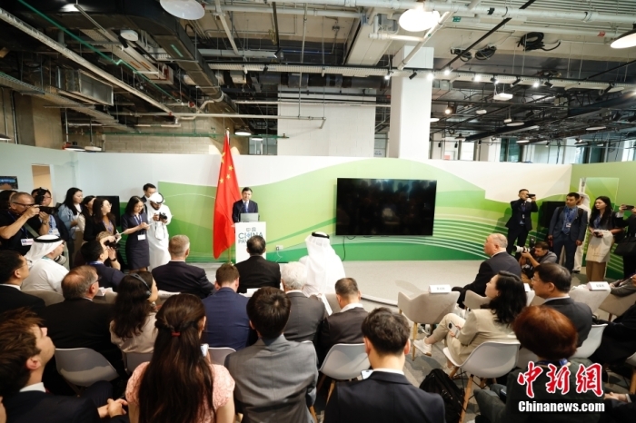 當(dāng)?shù)貢r間11月30日，《聯(lián)合國氣候變化框架公約》第28次締約方大會(COP28)中國角開幕式暨“生態(tài)文明與美麗中國實踐”邊會在迪拜舉行。圖為中國生態(tài)環(huán)境部部長黃潤秋在邊會上發(fā)表致辭。<a target='_blank' href='/' _fcksavedurl='/'><p  align=