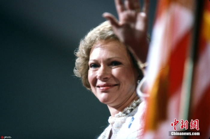 當?shù)貢r間11月19日，卡特中心宣布，美國前第一夫人羅莎琳·卡特于當天去世，享年96歲。根據(jù)卡特中心發(fā)布的聲明，在家人的陪伴下，羅莎琳·卡特在佐治亞州普萊恩斯的家中平靜地去世?？ㄌ刂行?7日宣布，羅莎琳·卡特開始接受臨終關(guān)懷。圖為羅莎琳·卡特資料圖。圖/ICphoto