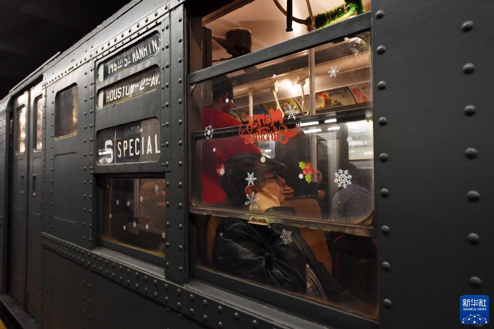12月2日，在美國紐約，人們乘坐“懷舊地鐵”專列。新華社記者 李睿 攝