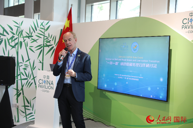 綠色聯(lián)盟聯(lián)合主席、世界自然基金會國際特使蘭博蒂尼在“一帶一路”綠色低碳轉型合作研討會上發(fā)言。人民網(wǎng)記者 張志文攝