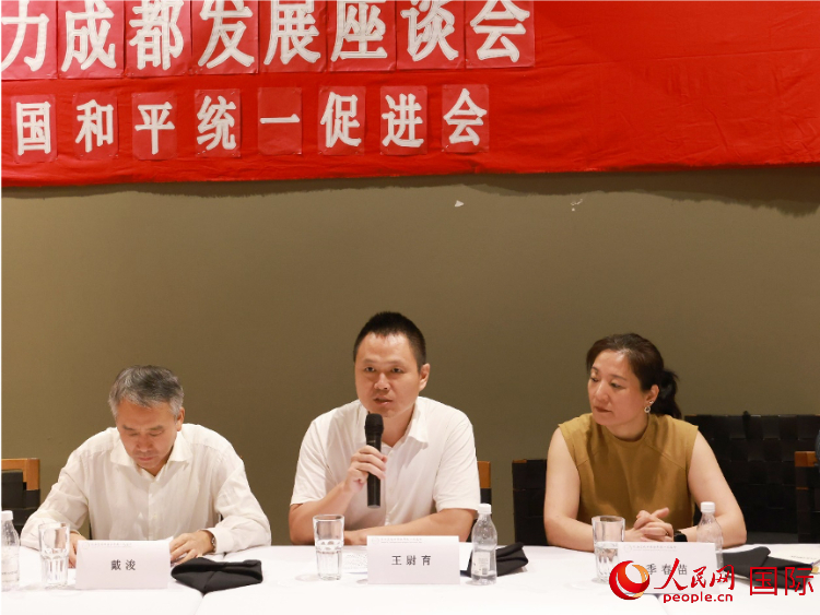 中國駐里約總領館副總領事王尉育（中）在座談會中致辭。人民網記者 陳海琪攝