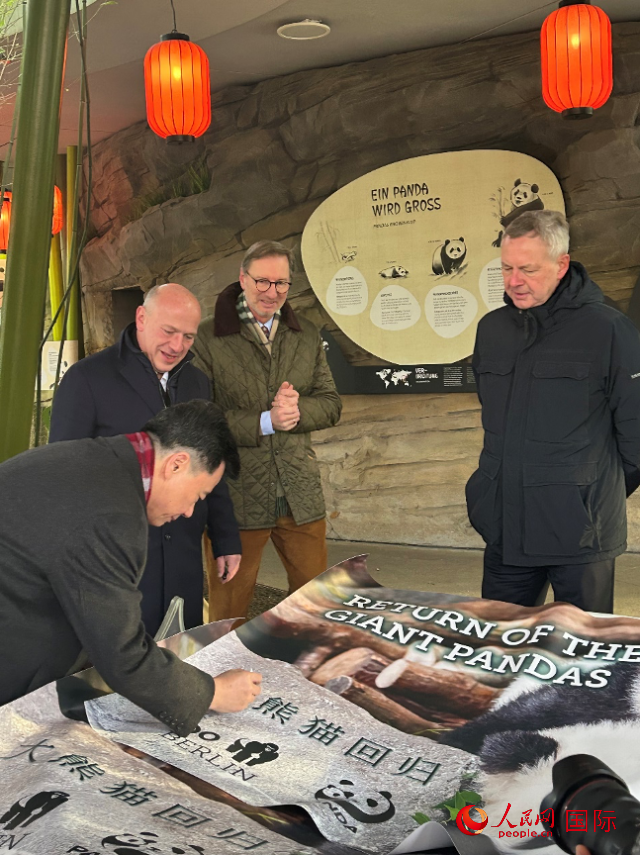 吳墾大使簽名。人民網(wǎng)記者 徐馨攝