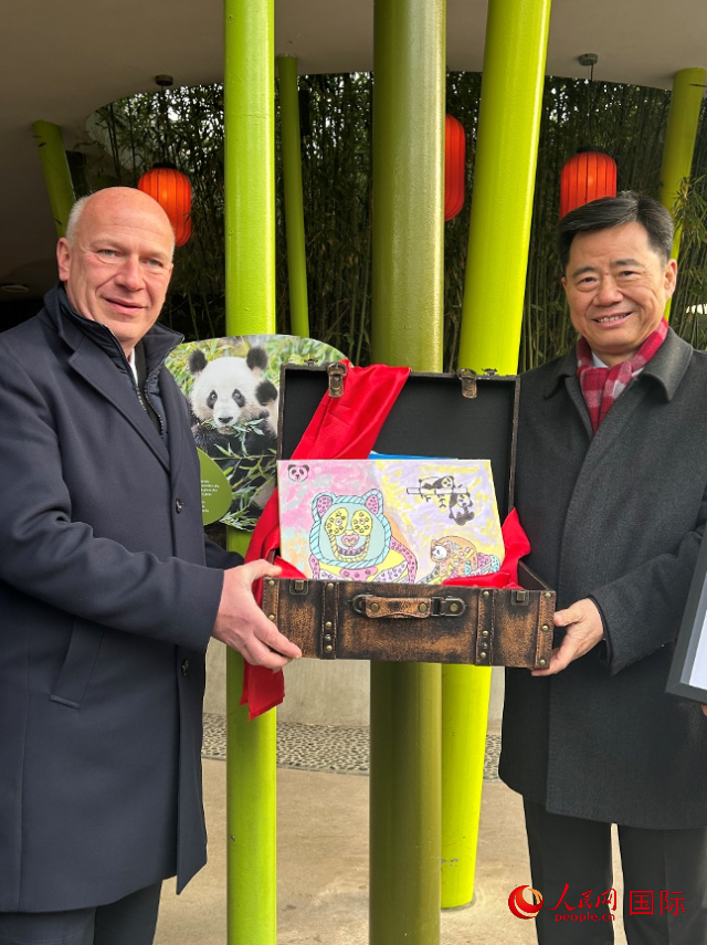 吳墾大使和韋格納市長(zhǎng)手捧德國(guó)兒童為“夢(mèng)想”“夢(mèng)圓”準(zhǔn)備的手繪“送別大禮包”。人民網(wǎng)記者 徐馨攝