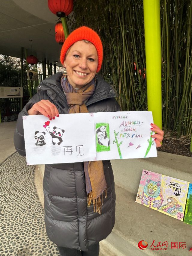 桑德拉和德國(guó)小朋友們的作品。右圖寫著“祝福好運(yùn)，再見 Pit和Paule（“夢(mèng)想”“夢(mèng)圓”的德語名字）”。人民網(wǎng)記者 徐馨攝
