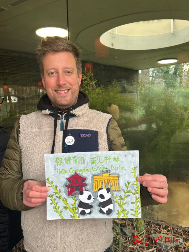 特別從法國(guó)趕來送別“夢(mèng)想”“夢(mèng)圓”的專業(yè)級(jí)熊貓粉絲 Pouille先生和此次征集的兒童作品。人民網(wǎng)記者 徐馨攝