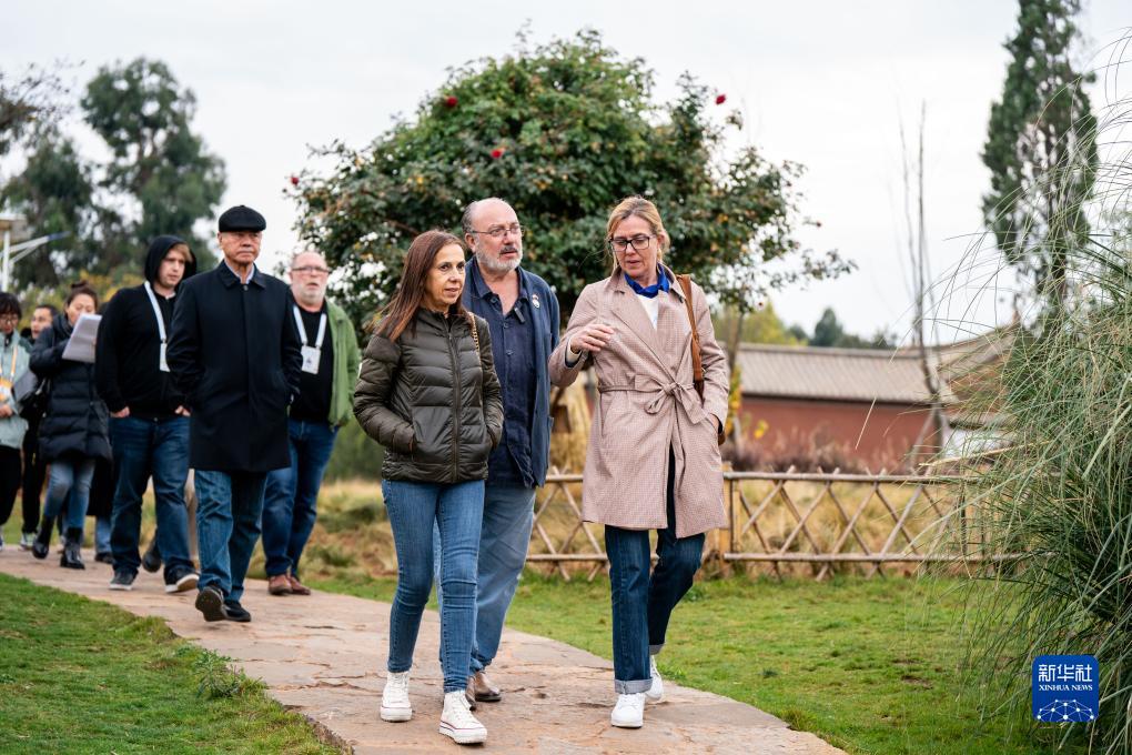 12月6日，世界媒體峰會(huì)參會(huì)代表在昆明市晉寧區(qū)小漁村參觀。新華社記者 胡超 攝