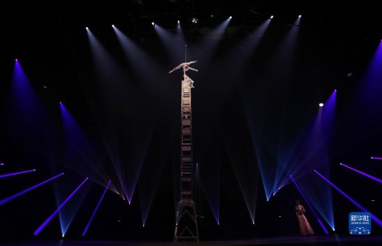 12月8日，演員在法國(guó)巴黎舉行的中國(guó)雜技“奇妙之夜”演出上表演《高椅》。新華社記者 高靜 攝