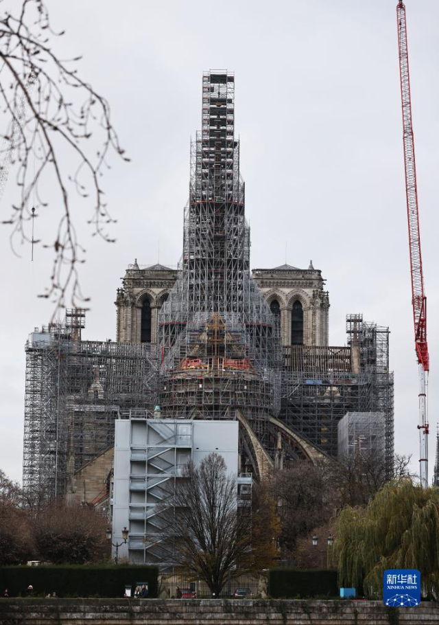 這是12月8日在法國巴黎拍攝的修復(fù)中的巴黎圣母院。新華社記者 高靜 攝