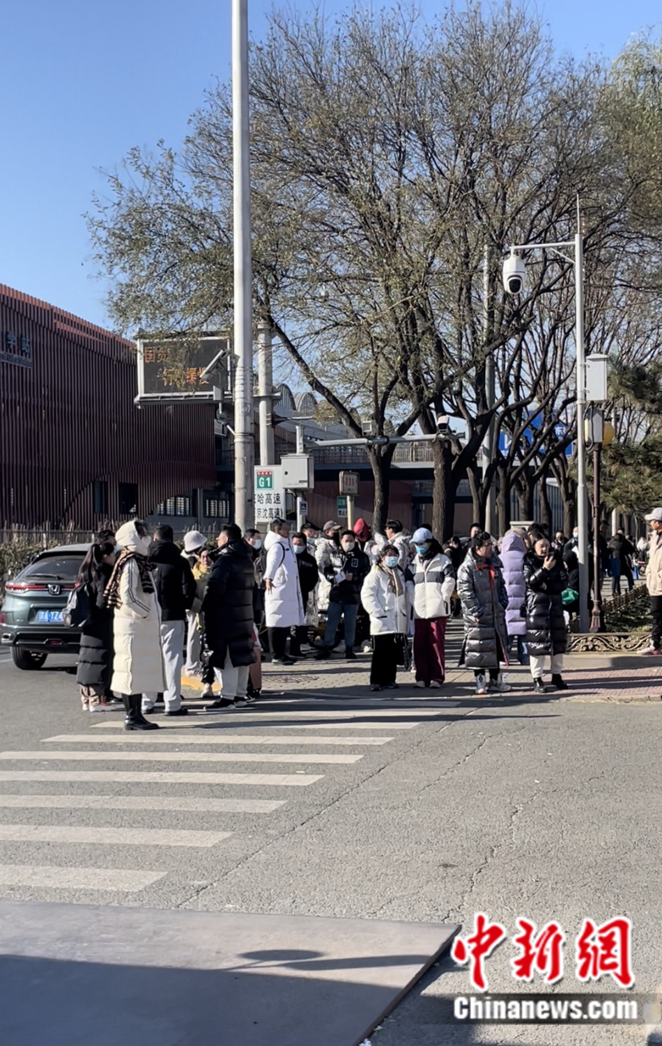 不少家長(zhǎng)和老師在考場(chǎng)外等候。袁秀月 攝