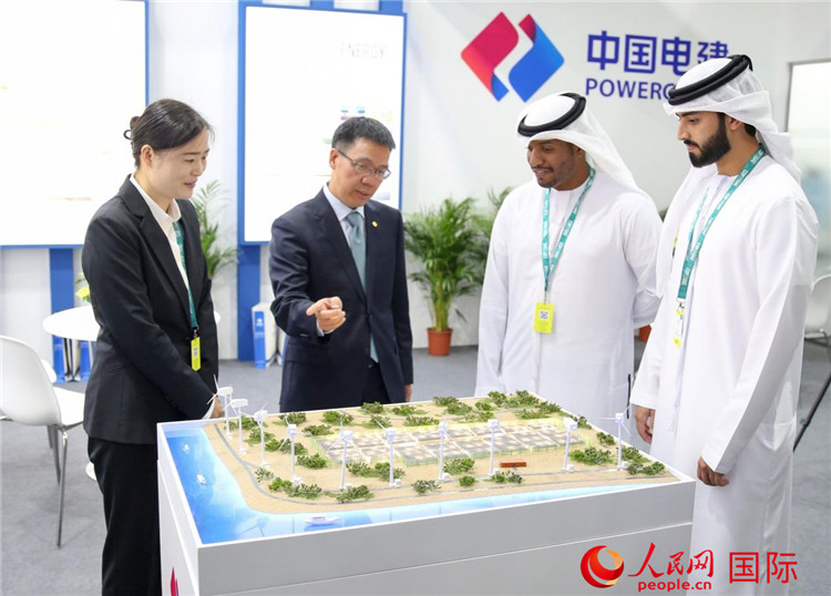 訪客在中國電建展臺參觀風(fēng)電項(xiàng)目沙盤。人民網(wǎng) 塔里克·易卜拉欣攝