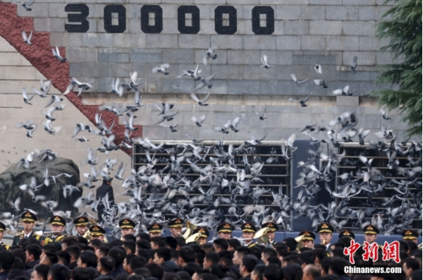 12月13日是第十個(gè)南京大屠殺死難者國(guó)家公祭日。當(dāng)天上午，南京大屠殺死難者國(guó)家公祭儀式在侵華日軍南京大屠殺遇難同胞紀(jì)念館舉行。圖為國(guó)家公祭儀式現(xiàn)場(chǎng)。中新社記者 泱波 攝