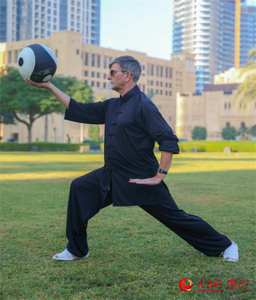 羅伯特在練習太極球。人民網(wǎng) 塔里克·易卜拉欣攝